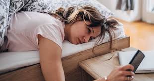 ঘুম থেকে উঠেই মোবাইল দেখছেন, ডেকে আনছেন বিপদ