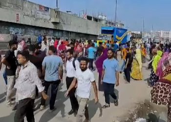 বকেয়া বেতনের দাবিতে মহাসড়ক অবরোধ