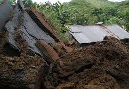 পাহাড় ধসে দুই মেয়েসহ মায়ের মৃত্যু