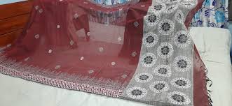 বাংলাদেশি শাড়ির জন্য স্ত্রী বারবার ফোন দিচ্ছে