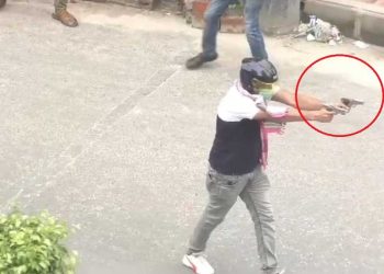 ছাত্র আন্দোলন দমনে দুই হাতে পিস্তল