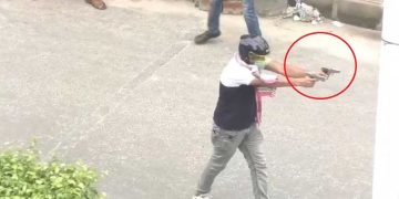 ছাত্র আন্দোলন দমনে দুই হাতে পিস্তল