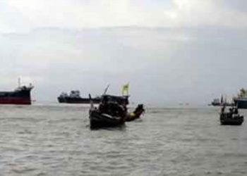 হাতিয়ায় মাছ ধরার ৭ ট্রলার ডুবি