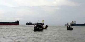 হাতিয়ায় মাছ ধরার ৭ ট্রলার ডুবি