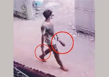 হত্যার পর হাত কেটে নিয়ে যাচ্ছে যুবক