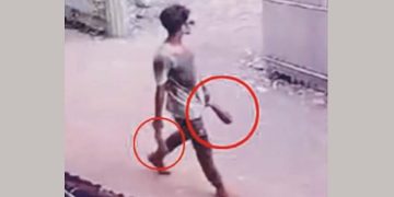 হত্যার পর হাত কেটে নিয়ে যাচ্ছে যুবক