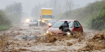 শক্তিশালী ঘূর্ণিঝড় হেলেনের আঘাত
