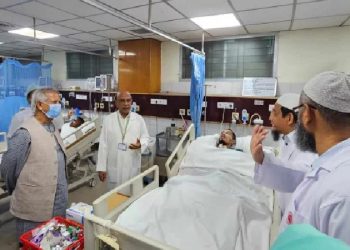 আহতদের খোঁজ নিতে নিউরোসায়েন্স হাসপাতালে ড. ইউনূস