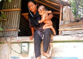 মই বেয়ে চলাচল করে পরিবারটি