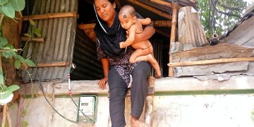 মই বেয়ে চলাচল করে পরিবারটি