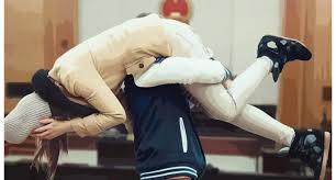 স্ত্রীকে পিঠে তুলে দৌড়ে পালান স্বামী