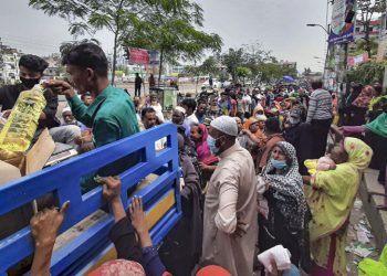 আতঙ্কে বাজারে যাই না, ট্রাক থেকে কিনি