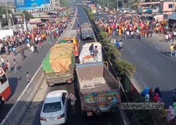 বকেয়া বেতনের দাবিতে গাজীপুরে মহাসড়ক অবরোধ
