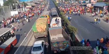বকেয়া বেতনের দাবিতে গাজীপুরে মহাসড়ক অবরোধ