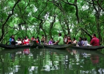 ভিন্ন গন্তব্যে পর্যটকরা