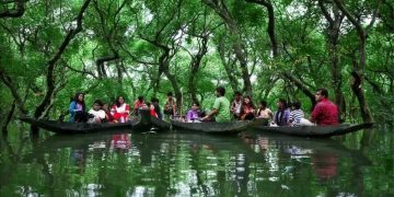 ভিন্ন গন্তব্যে পর্যটকরা