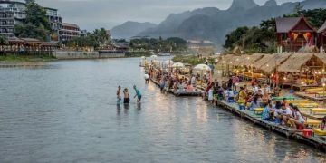 মিথানল বিষক্রিয়ায় ৫ বিদেশি পর্যটকের মৃত্যু