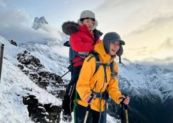 সন্তান কাঁধে হিমালয়ে ট্রেকিংয়ে কোরীয় অভিনেত্রী