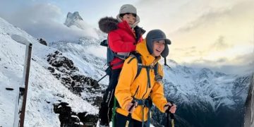 সন্তান কাঁধে হিমালয়ে ট্রেকিংয়ে কোরীয় অভিনেত্রী