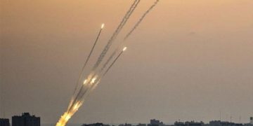 ১৪০টিরও বেশি রকেট ও ড্রোন হামলা