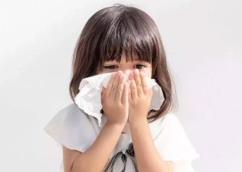 শিশুদের জ্বর-সর্দিকাশি থেকে যেভাবে দূরে রাখবেন
