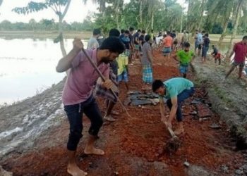 গ্রামবাসীর মুষ্টির চালে দুই কিলোমিটার সড়ক সংস্কার