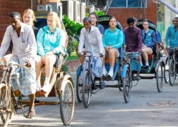 রিকশা ভ্রমণে আইরিশ মেয়েরা