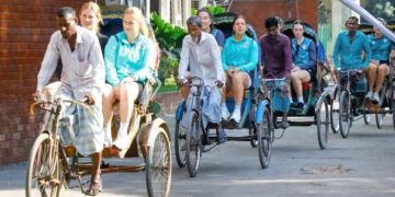 রিকশা ভ্রমণে আইরিশ মেয়েরা