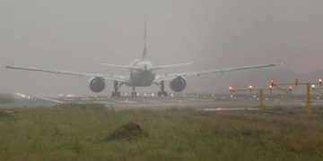 ঘন কুয়াশায় বিমান ওঠানামায় বিঘ্ন