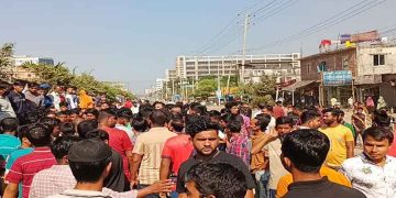 গাজীপুরে শ্রমিকদের সড়ক অবরোধ
