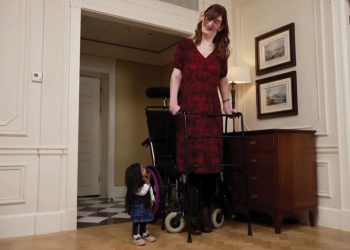 চা খেলেন বিশ্বের সবচেয়ে লম্বা ও খাটো নারী