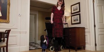 চা খেলেন বিশ্বের সবচেয়ে লম্বা ও খাটো নারী