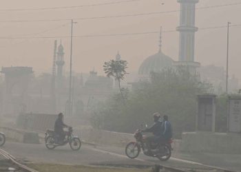 পাকিস্তানে বায়ুদূষণে হাসপাতালে ভর্তি