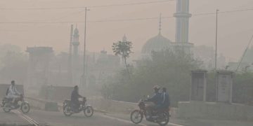 পাকিস্তানে বায়ুদূষণে হাসপাতালে ভর্তি