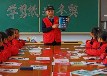 প্রাথমিক বিদ্যালয়ে চালু হচ্ছে এআই শিক্ষা