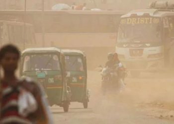 নিঃশ্বাসে ঢুকছে বিষ