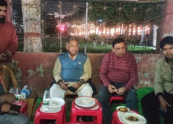 রাতে ফুটপাতের দোকানে পিঠাপুলির স্বাদ নিলেন