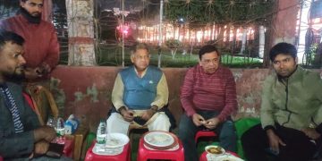 রাতে ফুটপাতের দোকানে পিঠাপুলির স্বাদ নিলেন