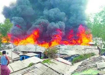 পুড়ছে উখিয়ার রোহিঙ্গা ক্যাম্প