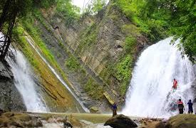 গহীন পাহাড়ের বুকে দামতুয়া ঝরনা