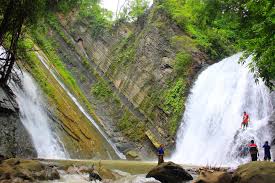 গহীন পাহাড়ের বুকে দামতুয়া ঝরনা