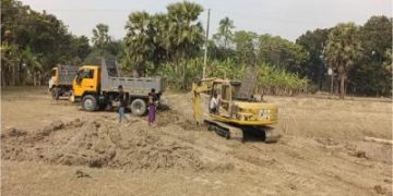 ফসলি জমির মাটি যাচ্ছে ইটভাটায়