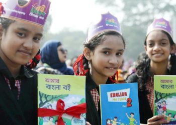 পাঠ্যবই বিতরণের আগে নোট-গাইড ছাপা বন্ধ রাখার নির্দেশ