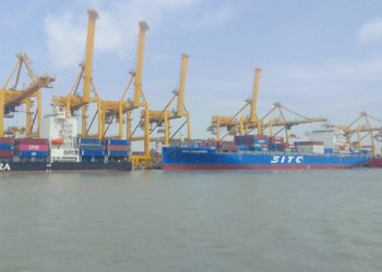 বন্দরে কর্মচাঞ্চল্য