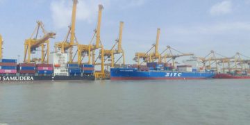 বন্দরে কর্মচাঞ্চল্য