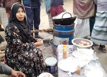 গ্রামের বাজারে বিশ্ববিদ্যালয় ছাত্রীর ডিম বিক্রি