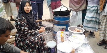 গ্রামের বাজারে বিশ্ববিদ্যালয় ছাত্রীর ডিম বিক্রি