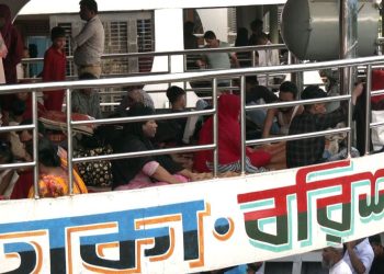 লঞ্চের কেবিন, ডেকে তোশক বিছিয়ে টাকা আদায়