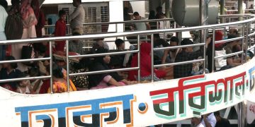 লঞ্চের কেবিন, ডেকে তোশক বিছিয়ে টাকা আদায়