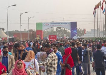 বাণিজ্যমেলায় ছুটির দিনে উপচে পড়া ভিড়